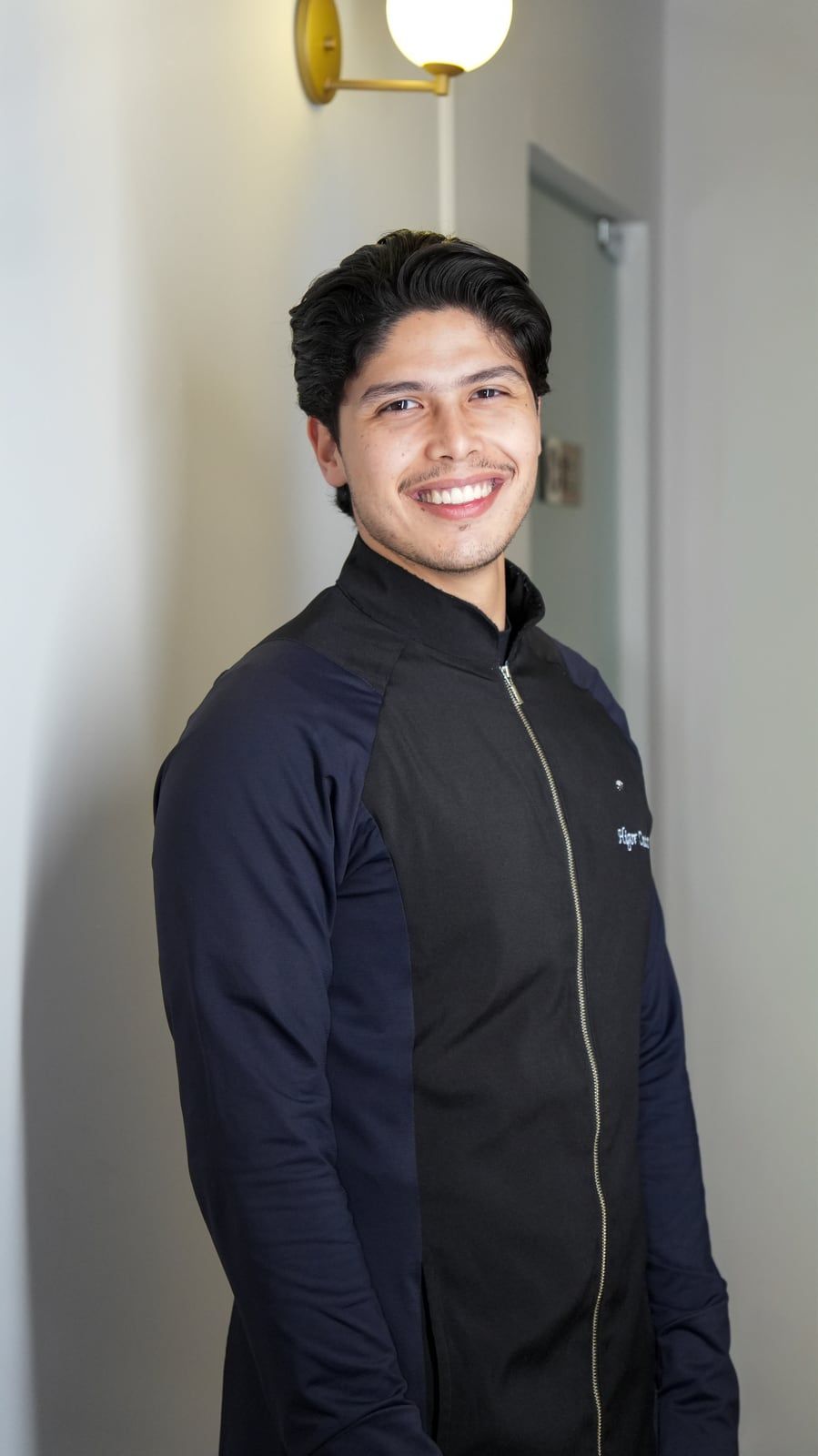 Higor Couto sorrindo no consultório
